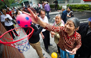 杭州社区老人迎“重阳”欢乐游园会