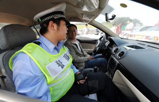 杭州：高速交警“陪”新手练车