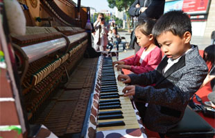 杭州启动国际公益创意钢琴音乐活动