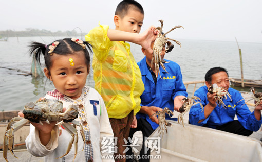 自驾休闲游好去处 牟山湖品尝大闸蟹