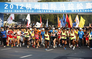 2012杭州国际马拉松赛鸣枪