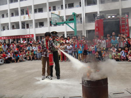 消防车开进小学 孩子亲身接触消防