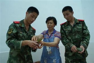 遂昌消防官兵与&ldquo;拥军妈妈团&rdquo;包粽迎端午