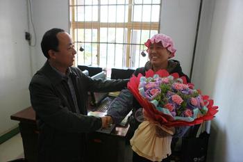 “最美光头女教师”：我只想和孩子们在一起