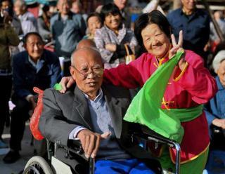 为逗瘫痪老伴开心 ７４岁老人演喜剧１５年