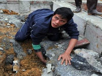 广西扶贫工程被质疑偷工减料 徒手能掏地基石块