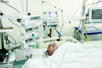 浙江“最美保安”徒手接抱跳楼女子受重伤