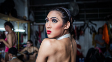 幕布背后的泰国变性人舞者